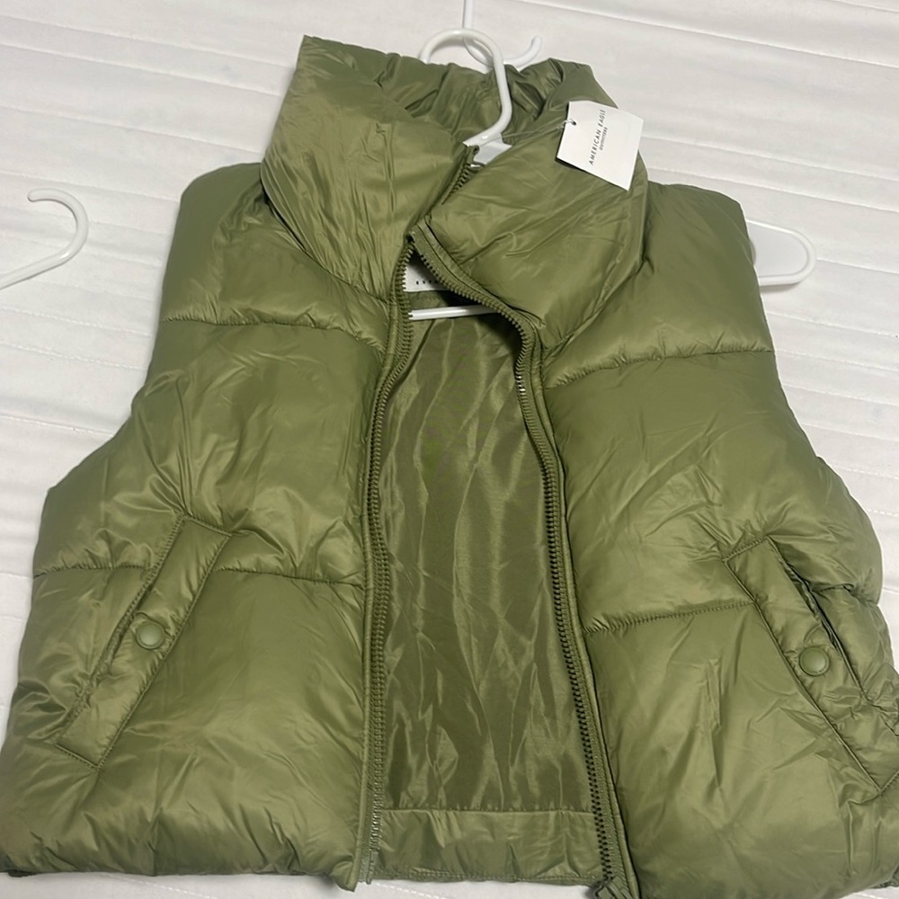 American Eagle crop vest
New with tags!
Size small
Green